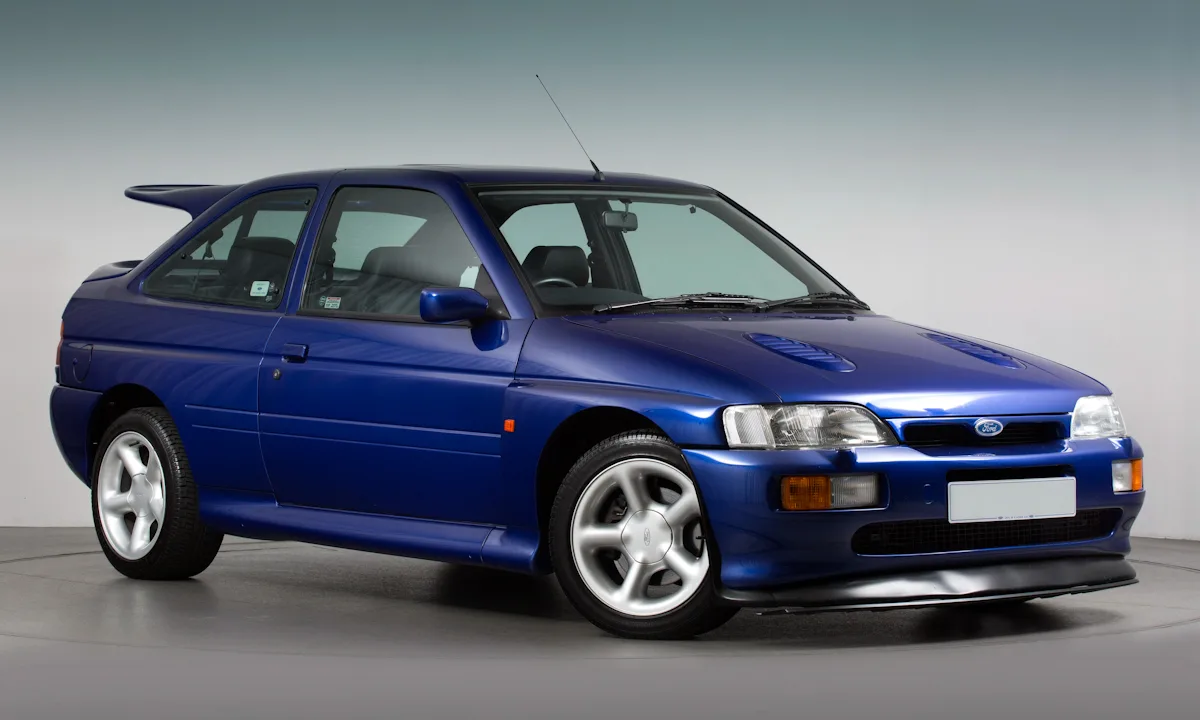 Ford Escort RS Cosworth azul parado de frente