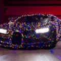 Bugatti Chiron vira uma árvore de Natal que chega a 420 km/h