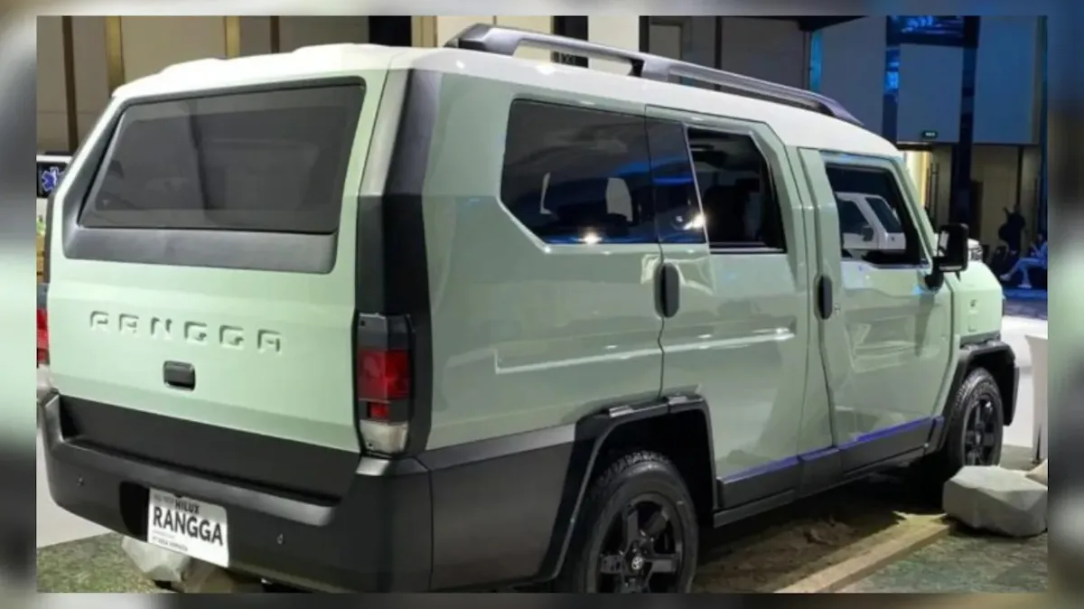 Imagem mostra traseira Hilux Rangga, o SUV de sete lugares barato da Toyota