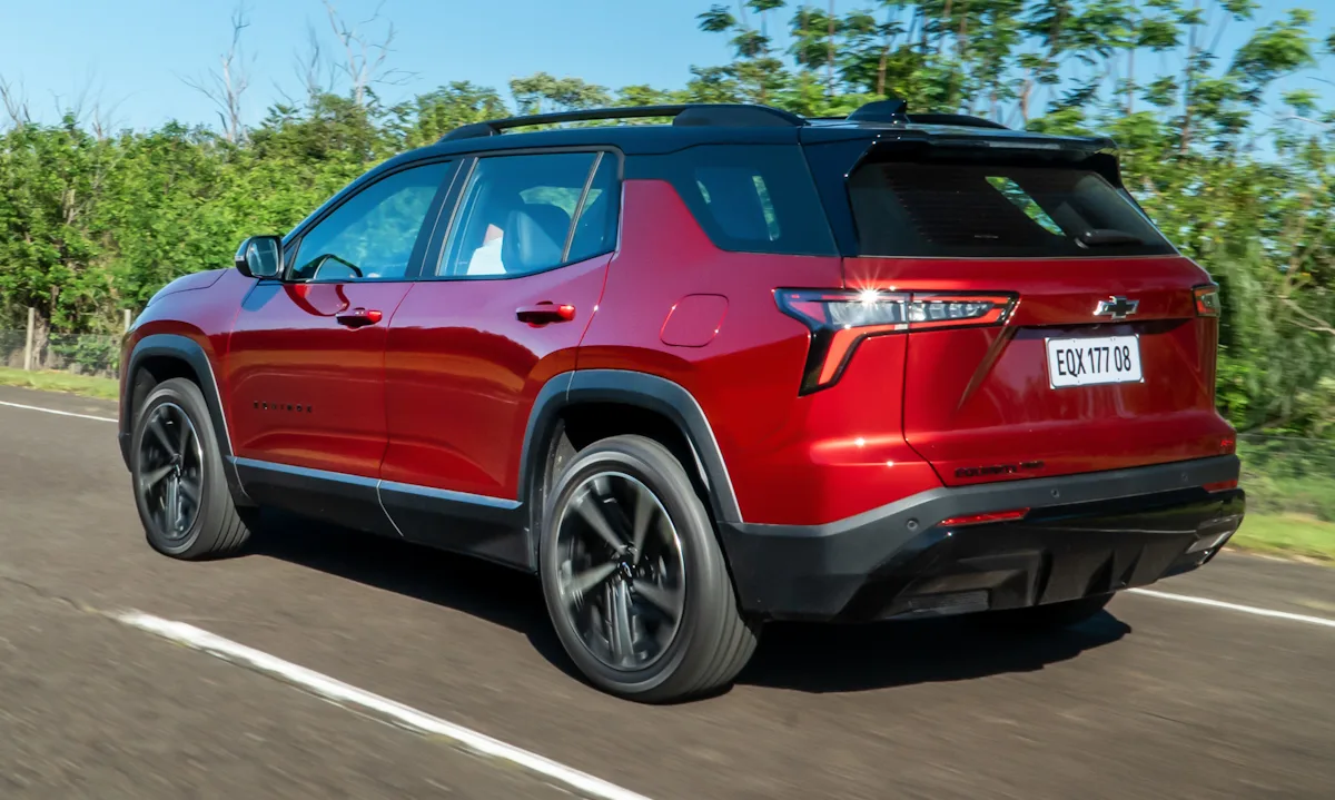 Chevrolet Equinox RS vermelho correndo em uma pista com vegetação ao fundo