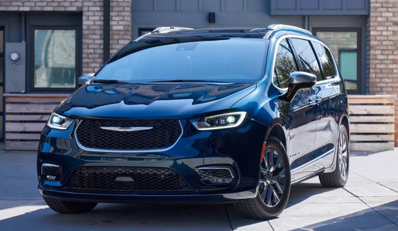 Imagem mostra Chrysler Pacifica híbrida. Pacifica elétrica já está nos planos da marca