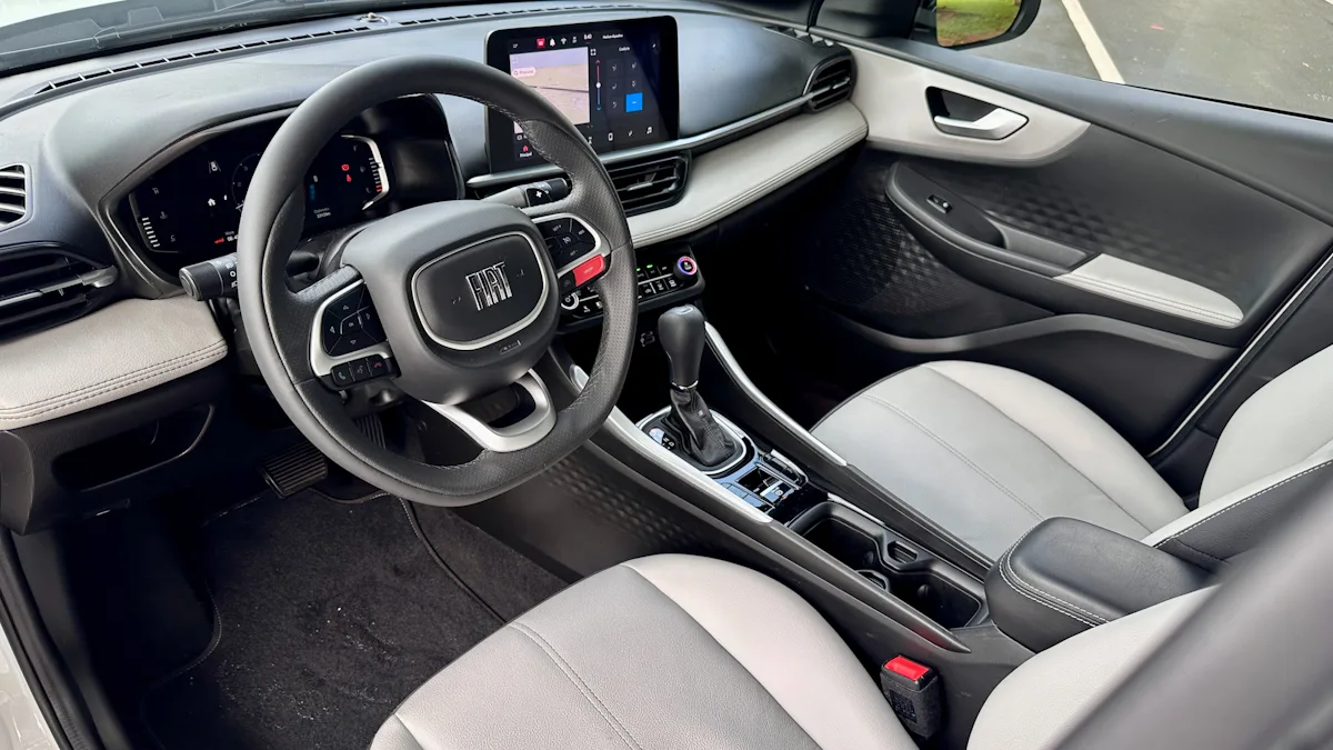 interior do Fiat Fastback Impetus Hybrid com couro claro opcional