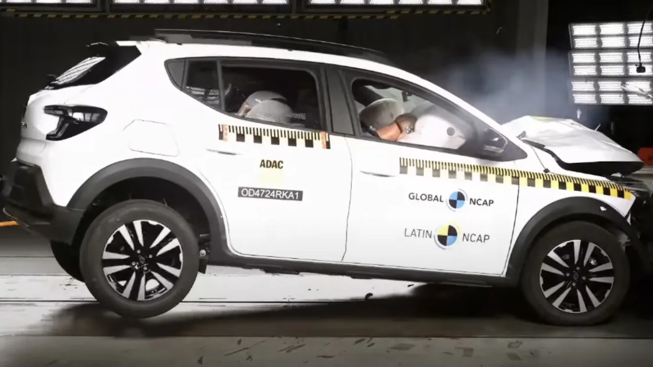 Renault Kardian branco, visto de trás, sofrendo impacto frontal