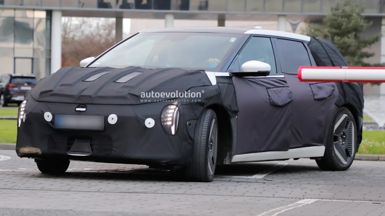 Kia EV3 camuflado de frente com as rodas dianteiras viradas
