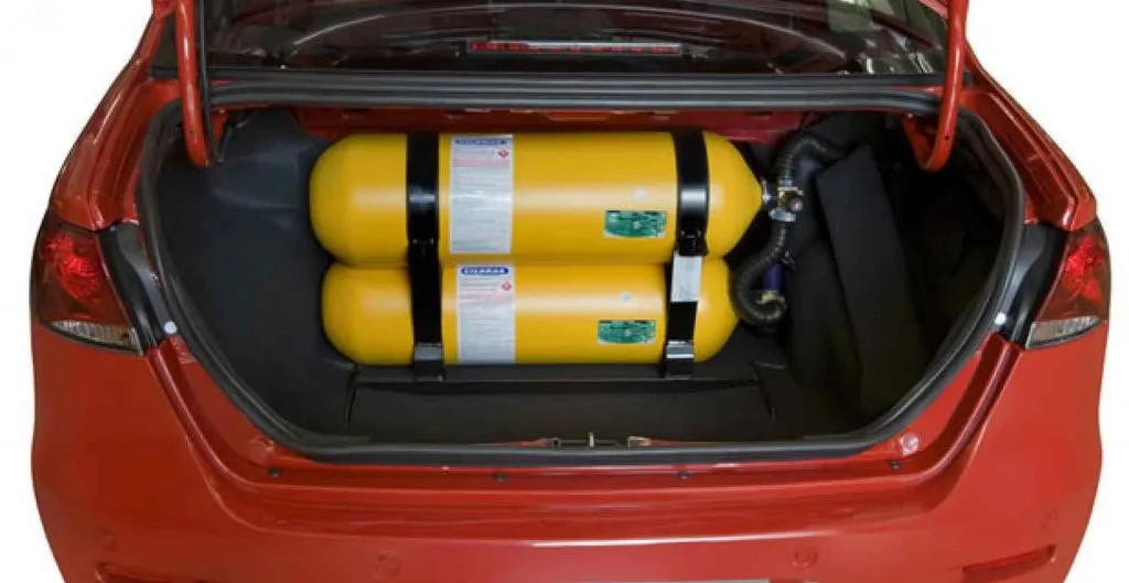 Carro vermelho equipado com os cilindros do kit de gás natural