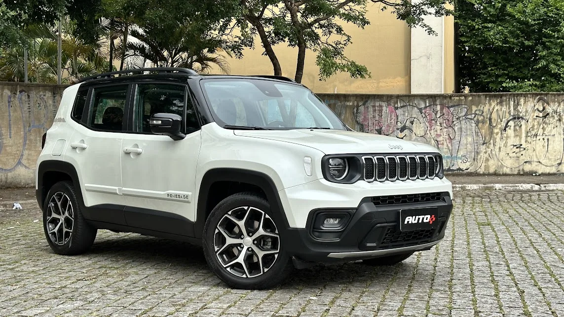 Jeep Renegade Sahara branco parado de frente com muro ao fundo