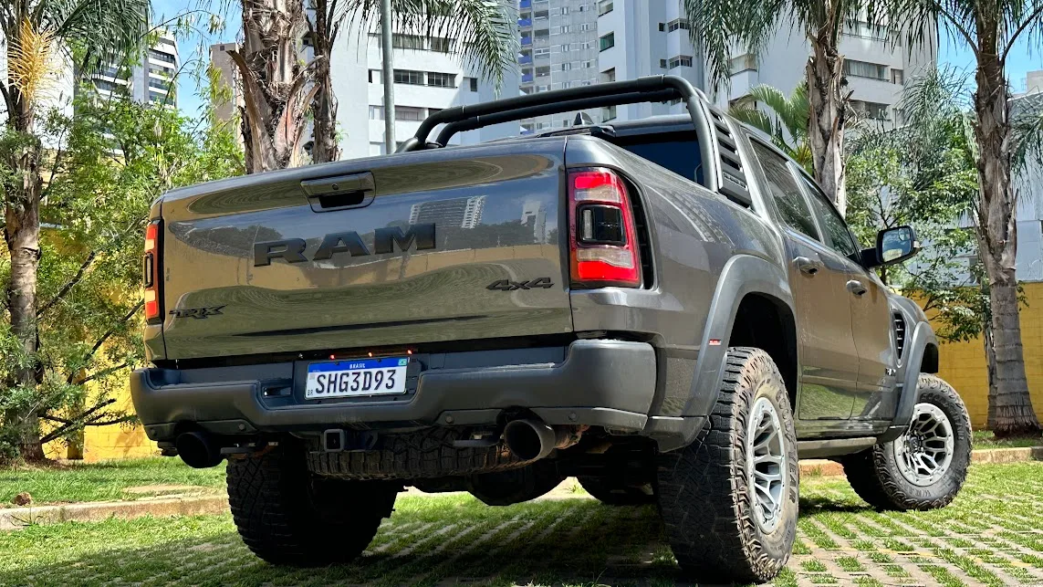 Ram 1500 TRX cinza de traseira com árvore ao fundo