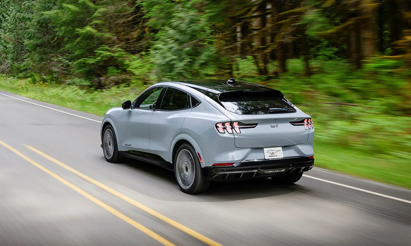 Ford Mustang Mach-E 2024 cinza de traseira andando na estrada