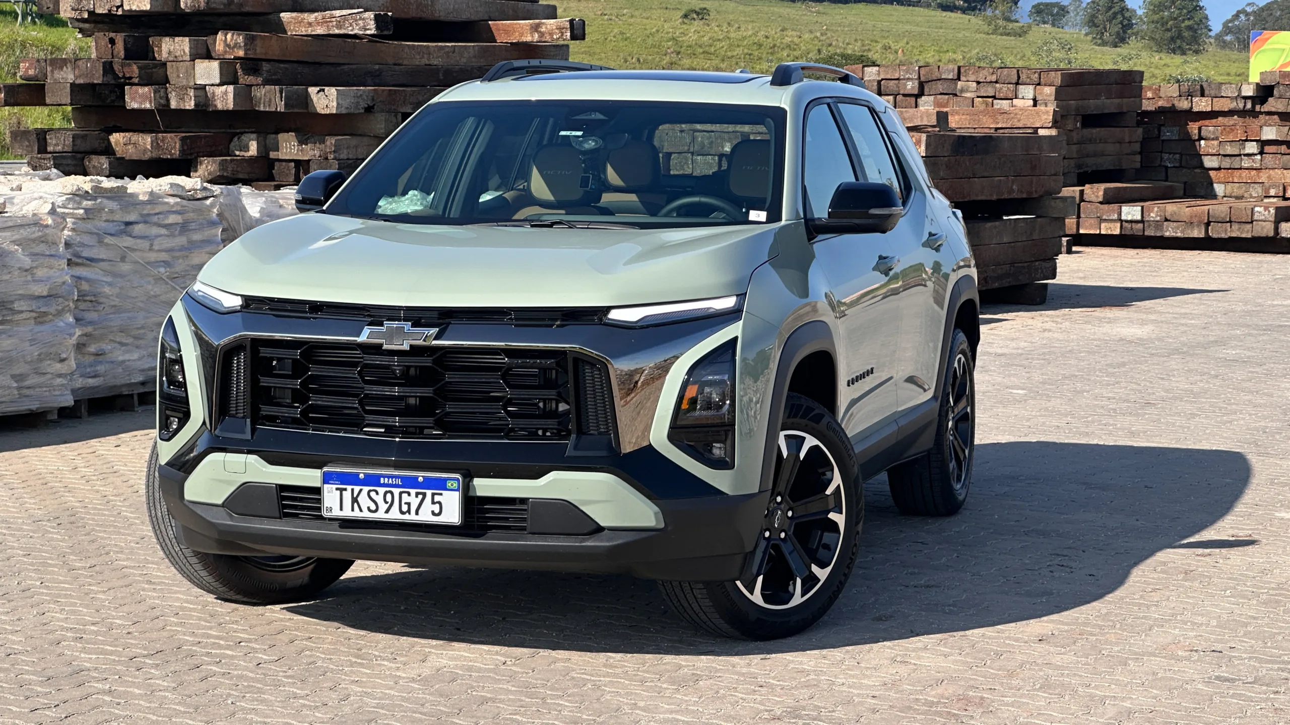 Chevrolet Equinox Activ verde em uma calçada de paralelepípedo parado de frente