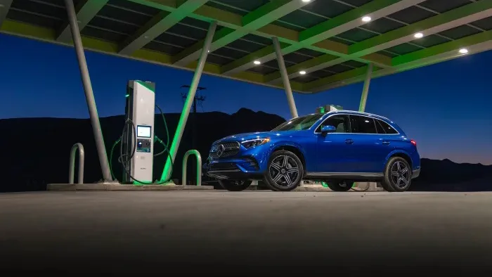 Imagem mostra Mercedes-Benz GLC 350e Plug-In Hybrid carregando