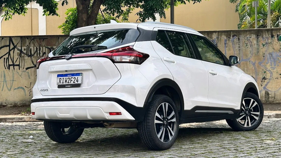 Nissan Kicks branco parado de traseira com muro ao fundo SUVs mais vendidos do Brasil