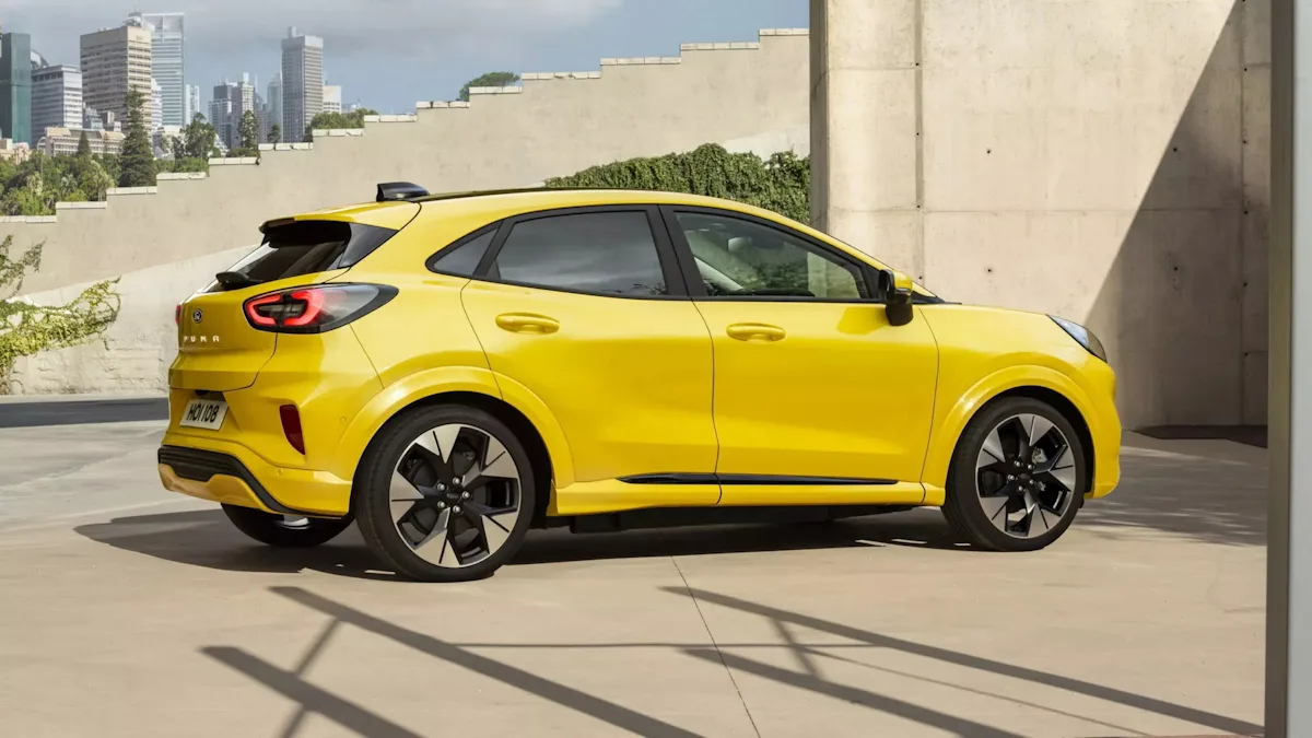 Puma Gen-E - imagem mostra carro na carroceria amarela de traseira