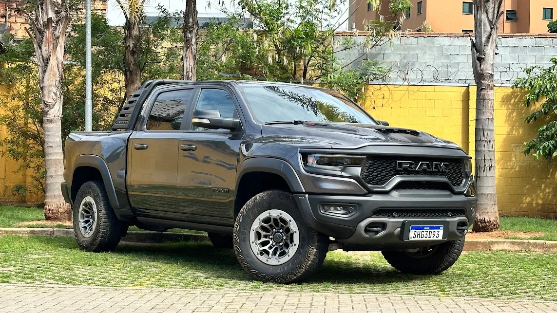 Ram 1500 TRX cinza parada de frente com muro amarelo ao fundo