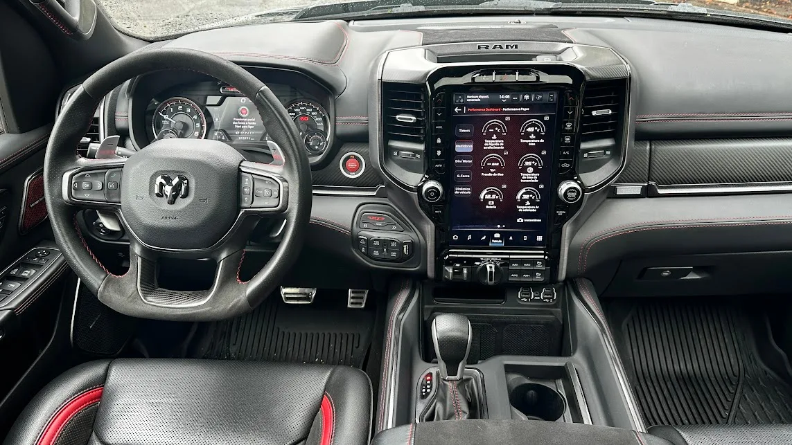 Interior Ram 1500 TRX exibe acabamentos em fibra de carbono e suede