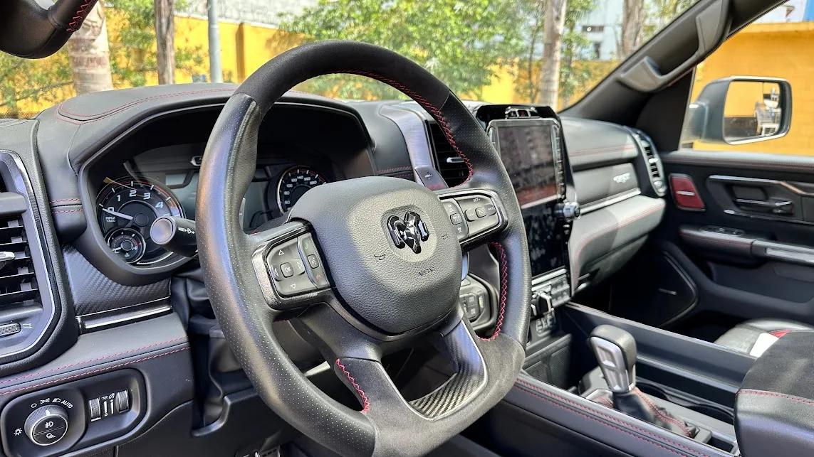 Interior da Ram 1500 TRX oferece o volante de base reta com acabamentos em suede e detalhe em fibra de carbono
