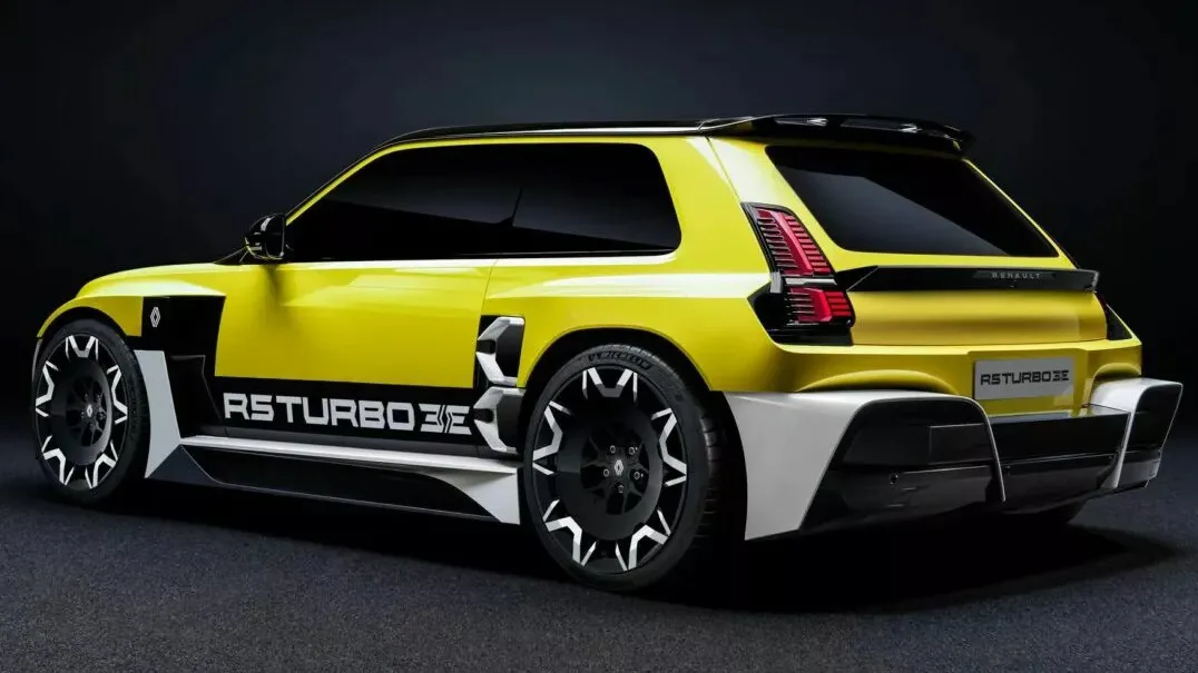 Renault R5 Turbo 3E Concept amarelo com partes pretas, visto lateralmente e fundo escuro