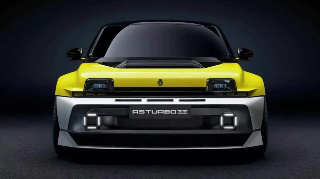 Renault R5 Turbo 3E Concept amarelo visto de frente, com DRL's acesos e fundo escuro