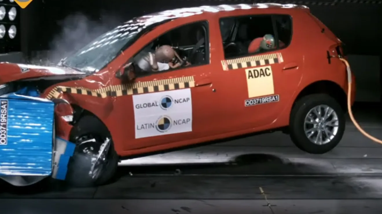 Renault Sandero vermelho, visto lateralmente e sofrendo impacto frontal
Piores notas do Latin NCAP