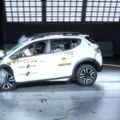 Renault Kardian branco, visto de lado e sofrendo impacto frontal