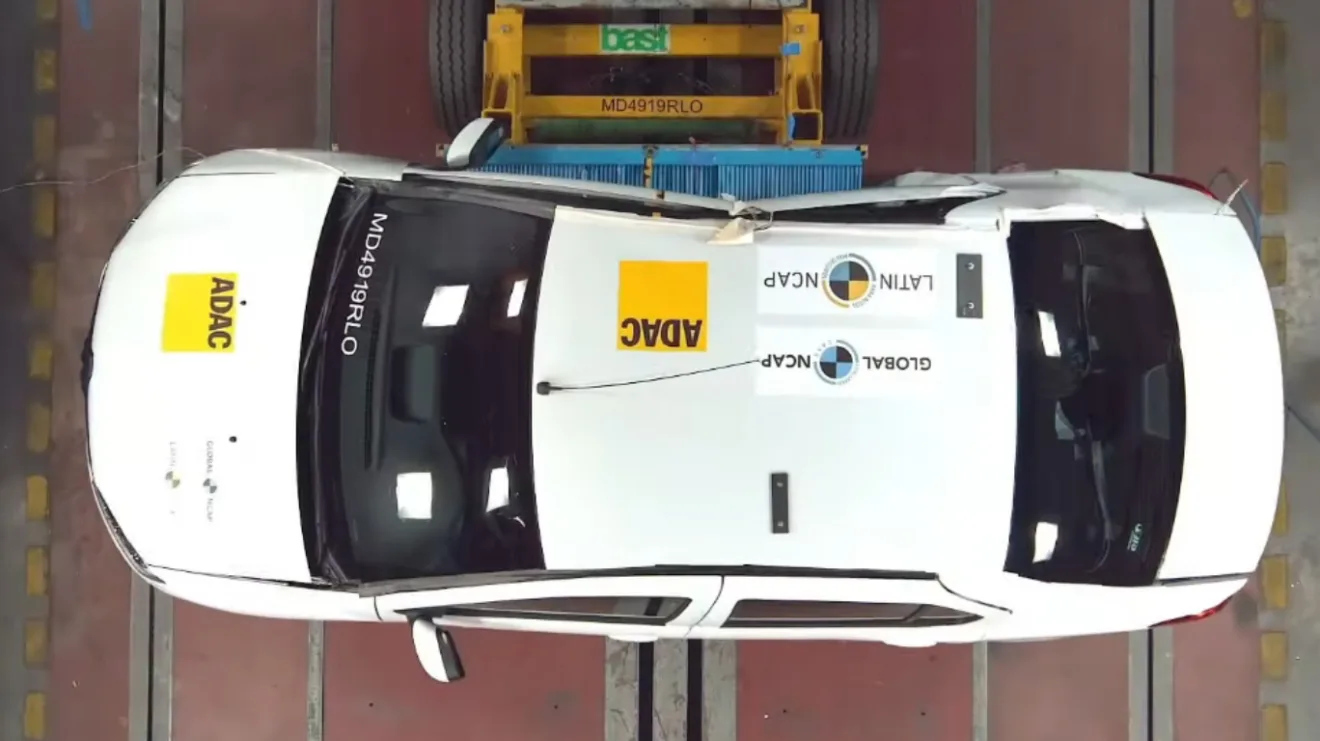 Renault Logan branco, sofrendo impacto lateral e visto de cima