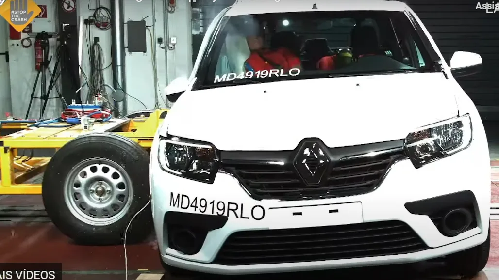 Renault Logan branco, sofrendo impacto lateral e visto de frente