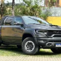 Ram 1500 TRX cinza parada de frente com muro amarelo ao fundo