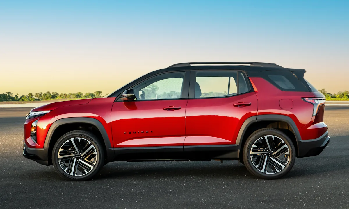 Chevrolet Equinox RS vermelho parado de lado