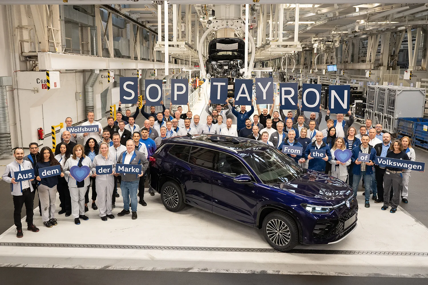 Primeiro novo VW Tayron produzido na fábrica de Wolfsburg ao lado dos funcionários