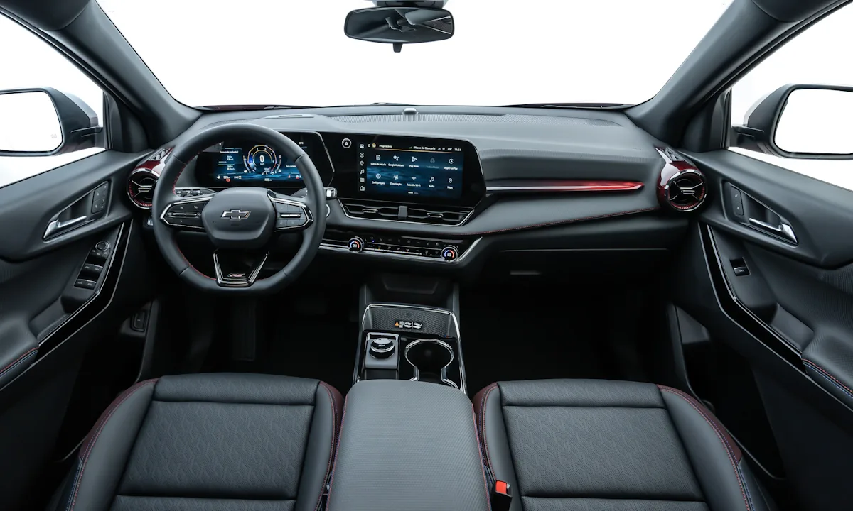 interior do Chevrolet Equinox RS com detalhes em vermelho e preto