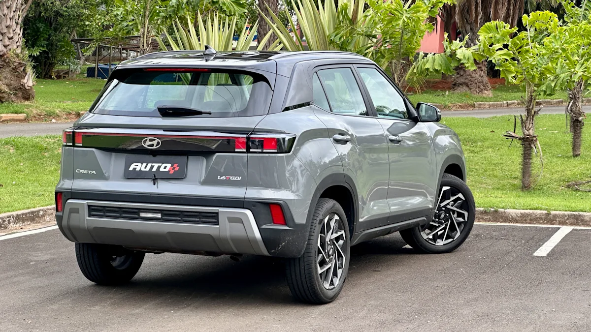 traseira do novo Hyundai creta mostrando as lanternas conectadas