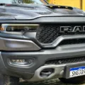 dianteira da Ram 1500 TRX