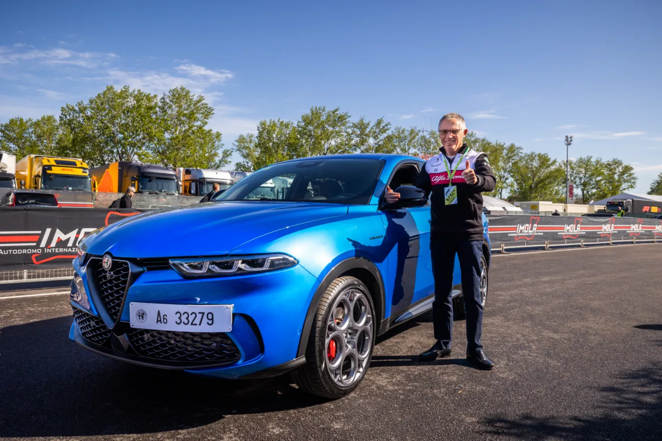 Carlos Tavares não é mais o CEO da Stellantis e está ao lado do Alfa Romeo Tonale azul