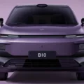 Leapmotor B10 será 3º lançamento da chinesa no Brasil. Saiba todos os detalhes do SUV. Imagem mosttra B10 com a frente chapada com carroceria na cor roxa