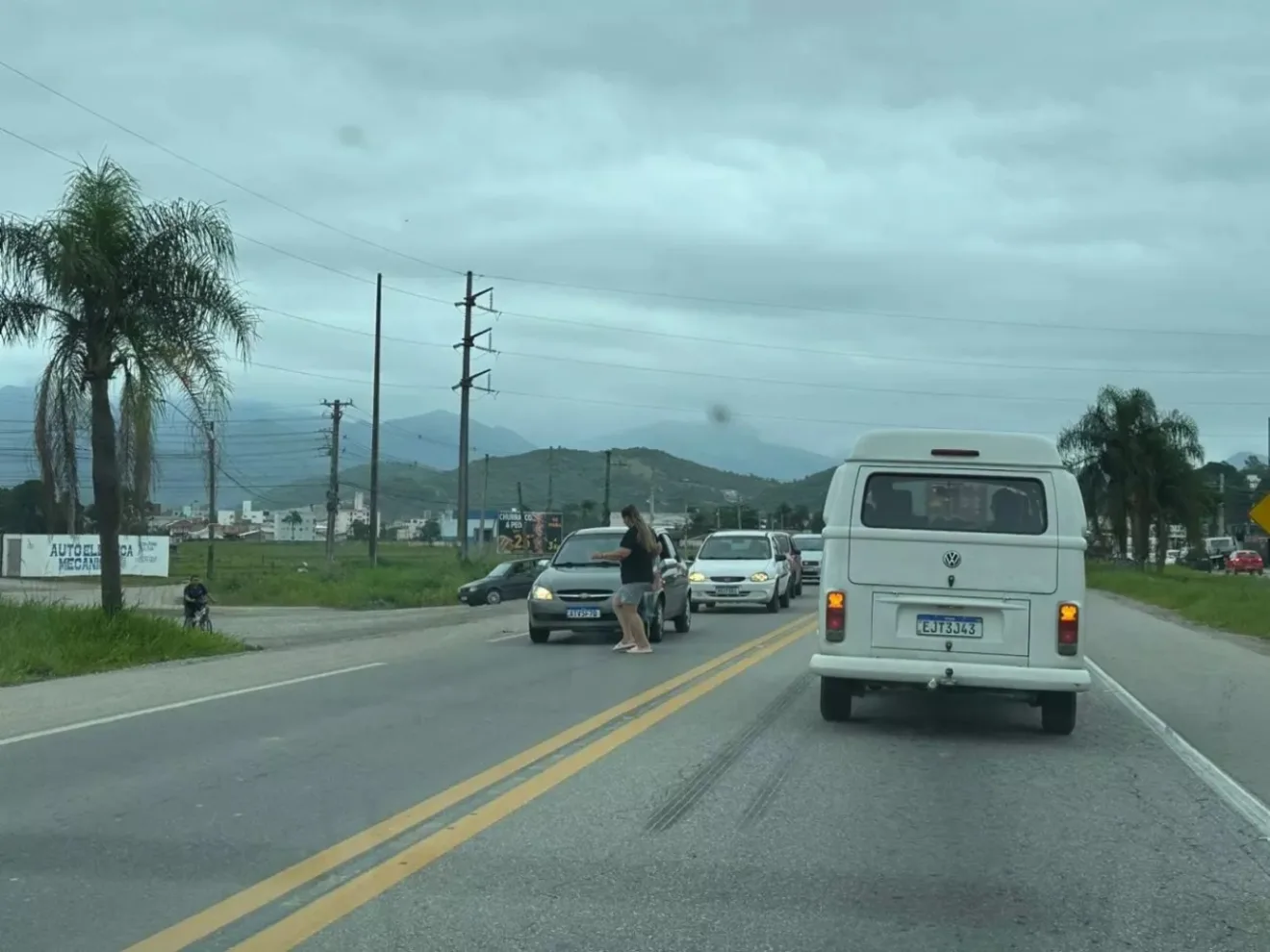 Trânsito parado na BR-282 em Florianópolis com carros nas pistas