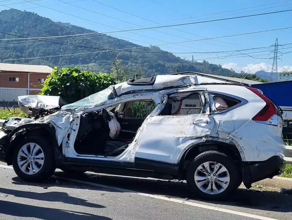 Honda CR-V branco se envolveu em um acidente na BR-470