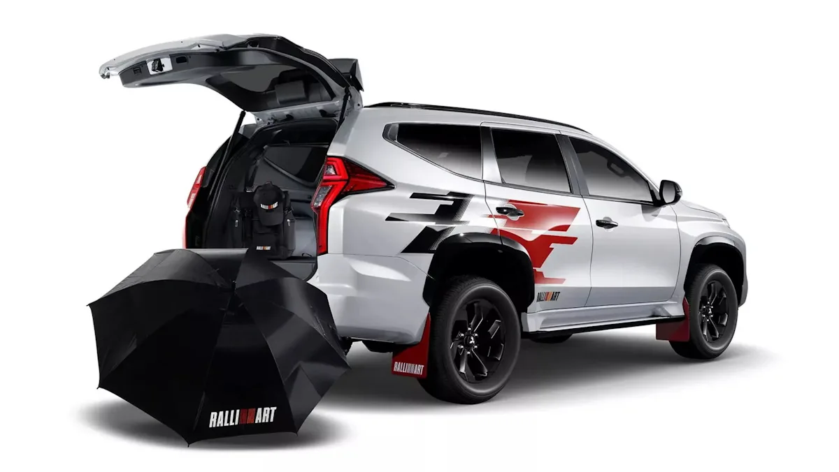 Mitsubishi Pajero Sport Ralliart com porta-malas aberto