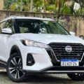 NIssan Kicks Advance branco parado de frente com muro ao fundo