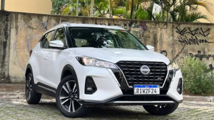 NIssan Kicks Advance branco parado de frente com muro ao fundo