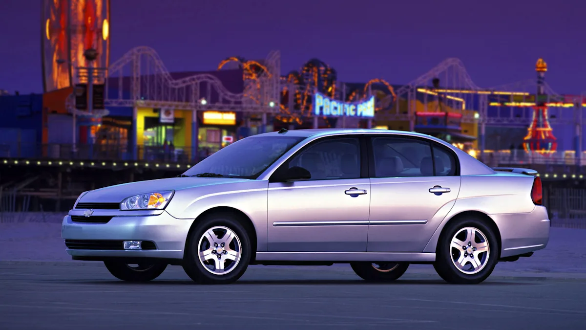 Chevrolet Malibu prata de frente em um fundo de cidade norte-americana era um sedan desprovido de beleza