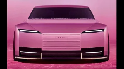 Carro-conceito Jaguar GT Concept rosa de frente com fundo e chão também em rosa