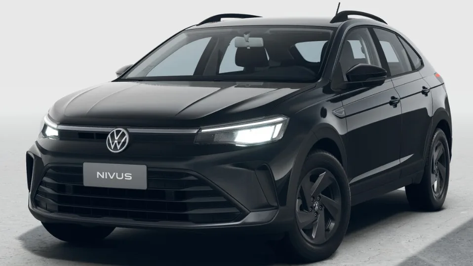 Volkswagen Nivus Comfortline 2025 preto, com faróis e DRL's acesos e fundo branco