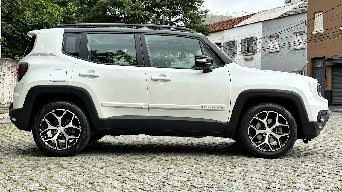 Jeep Renegade Sahara branco parado de lateral 