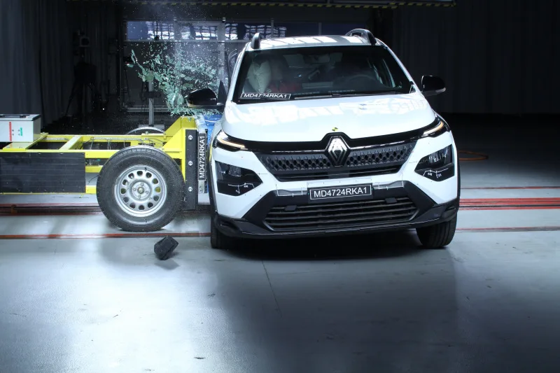 Renault Kardian branco, visto de frente e sofrendo impacto lateral