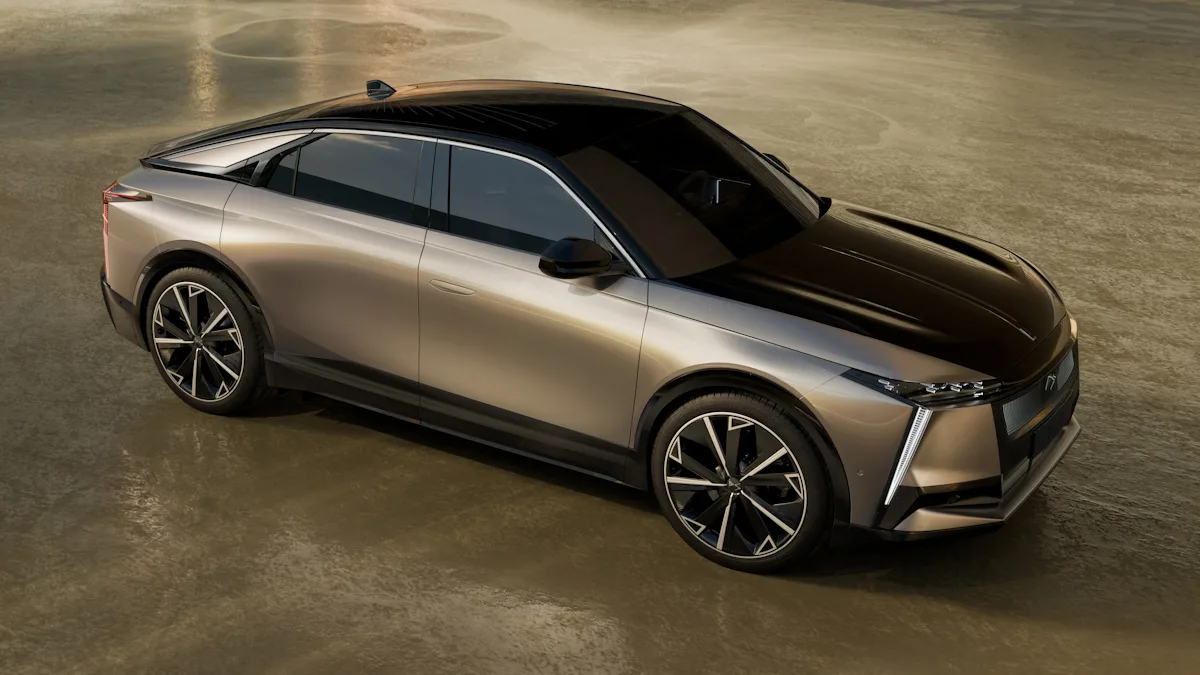 DS nº8 de frente na carroceria bicolor dourada com preto em um fundo dourado