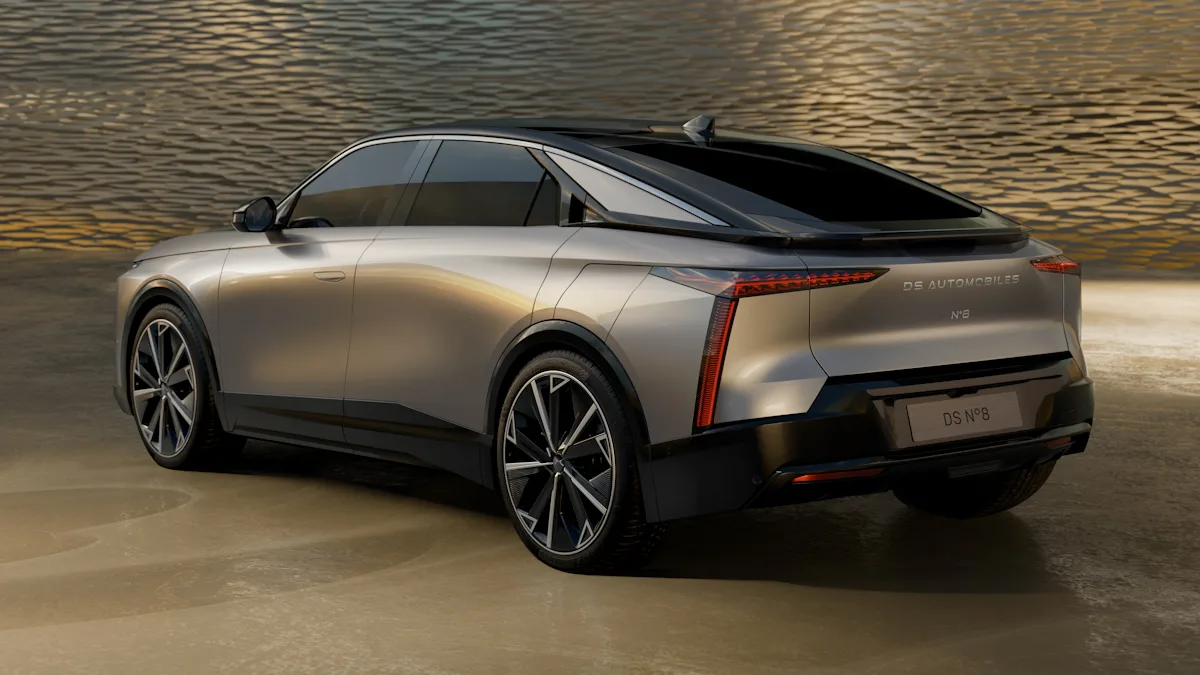 DS nº8 de traseira na carroceria bicolor dourada com preto em um fundo dourado