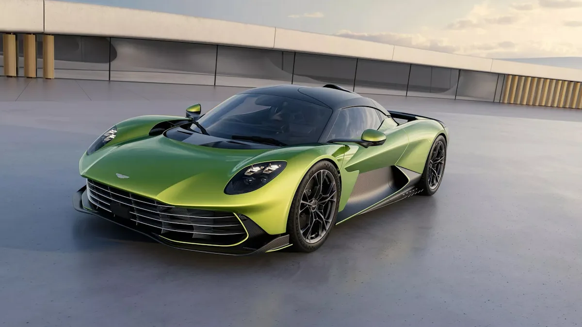 Imagem mostra Aston Martin Valhalla na cor verde de frente