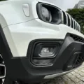 frente do Jeep Renegade Sahara branco