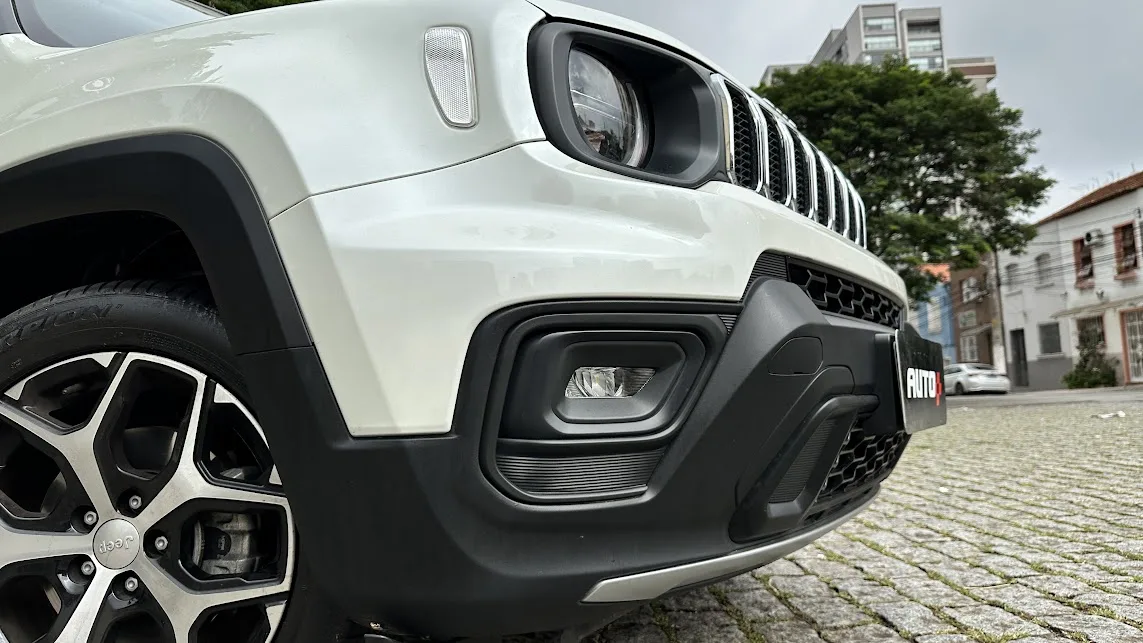 frente do Jeep Renegade Sahara branco