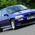 Ford Escort RS Cosworth azul correndo na pista