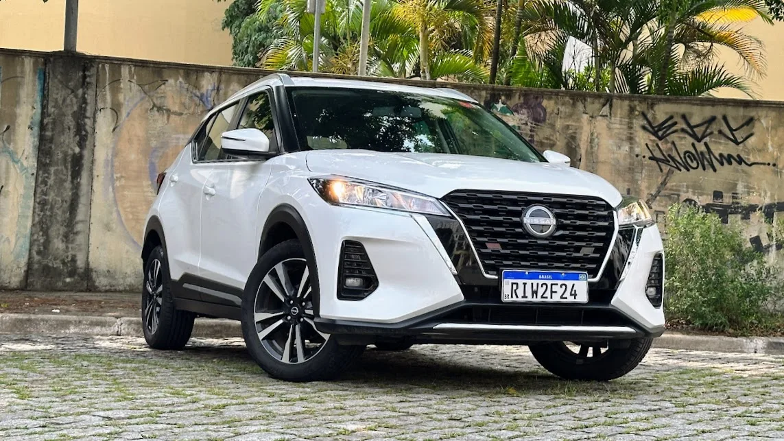 NIssan Kicks Advance branco parado de frente com muro ao fundo